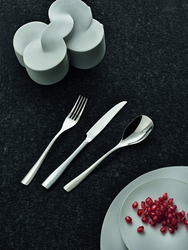 菱格造型加上表面的拋光處理，任意與光影間產生不同效